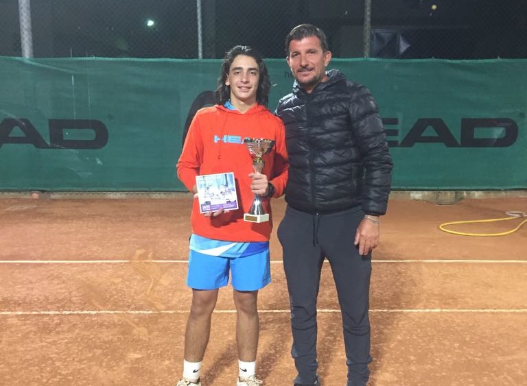 VITA DA ACCADEMIA. Si gioca nei tornei Open e Riccardo Nazzaro supera il tabellone intermedio di Terza a Torre del Greco e raggiunge i compagni di club nel main draw. E gli Under sono già in gara nel Kinder dell’Anthares Giugliano