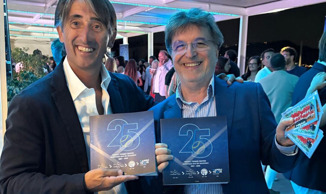 Il LIBRO DI ALDO RUSSO E MARCO LOBASSO e una figurina adesiva speciale per celebrare i 25 anni della Napoli Tennis Center
